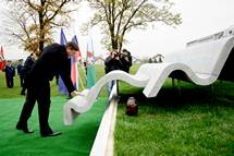 Predsednik republike Borut Pahor odkril osrednje obeleje rtvam prometnih nesre 