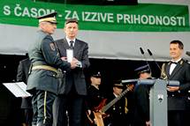 Predsednik republike in vrhovni poveljnik obrambnih sil Borut Pahor na osrednji slovesnosti ob dnevu Slovenske vojske Gardi Slovenske vojske vroil odlikovanje red za zasluge