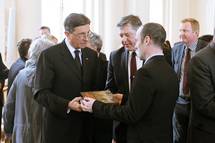 Predsednik Pahor gostil predstavitev postavitve Spomenika vsem rtvam vojn in se sreal z britanskim zgodovinarjem Keithom Loweom