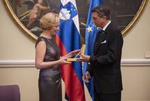 Predsednik Pahor je na posebni slovesnosti vroil dravno odlikovanje zlati red za zasluge Narodni galeriji