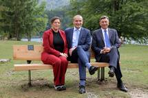 Predsednika Pahor in Jóhannesson ob Bohinjskem jezeru postavila klop prijateljstva med Slovenijo in Islandijo