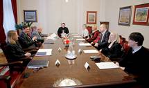 Predsednik republike Borut Pahor sprejel predstavnike civilne iniciative starev otrok s prirojenimi srnimi napakami Velik srek