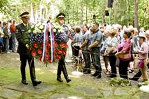V imenu predsednika republike je garda Slovenske vojske poloila venec k obeleju pred breznom pod Krenom