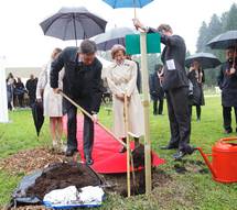 Predsednik republike Borut Pahor posadil drevo upanja Ane Frank