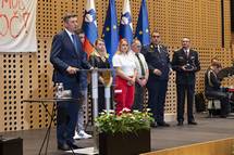 Predsednik Pahor vročil jabolko navdiha junakinjam in junakom, ki premagujejo požare na Slovenskem ter ščitijo ljudi in njihovo premoženje