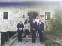 Predsednik Pahor in gospa Pear obiskala Trubarjevo domaijo na Raici