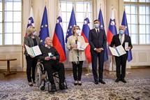 Predsednik Republike Slovenije Borut Pahor je danes na posebni slovesnosti v Predsedniki palai vroil dravna odlikovanja