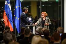 Predsednik Pahor je na sprejemu ob svetovnem dnevu lovekovih pravic varuhinji Vlasti Nussdorfer podaril zastavo Republike Slovenije