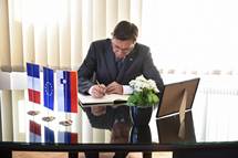 Vpis predsednika Pahorja v alno knjigo v spomin na rtve napada v Nici