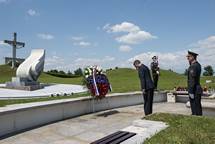 Predsednik republike Borut Pahor je na predveer dneva dravnosti poloil venec na Pomnik padlim v vojni za Slovenijo '91