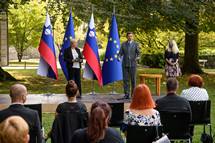 Predsednik republike vroil repliko Jabolka navdiha tolmaicam in tolmaem slovenskega znakovnega jezika
