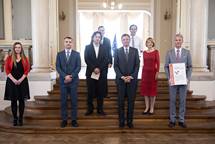 Predsednik Republike Slovenije Borut Pahor ob podelitvi priznanj Inenirska iskra 2020: »Pomena vaega znanja in dela se zaveda vedno iri krog ljudi.« 