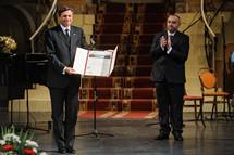 Predsednik republike Borut Pahor prejel prestino mednarodno nagrado 'Isa beg Ishakovi'
