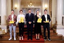 Predsednik Republike Slovenije Borut Pahor je danes na posebni slovesnosti v Predsedniški palači vročil državna odlikovanja, ki so jih prejeli Alenka Artnik, Tim Gajser, Tadej Pogačar in Urška Žolnir Jugovar