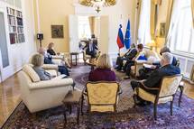 Predsednik Pahor je sprejel predstavnike Zveze kulturnih drutev nemko govoree narodne skupnosti v Sloveniji, kulturnega drutva nemko govoreih ena Mostovi in drutva Koevarjev staroselcev