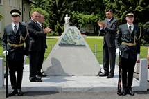 Predsednik Pahor ob odkritju pomnika slovenskemu narodu za upor proti agresorju 1990-1991 v Mengu: 