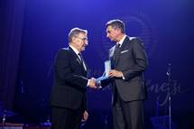 Predsednik Pahor je vroil dravno odlikovanje red za zasluge Obrtno-podjetniki zbornici Slovenije