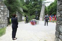 V imenu predsednika republike je garda Slovenske vojske poloila venec k spomeniku Obtoujem na spominski slovesnosti pod Ljubeljem