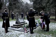 Predsednik Pahor se je ob mednarodnem dnevu spomina na rtve holokavsta udeleil osrednje spominske slovesnosti in poloil venec k spomeniku rtvam nacifaistinega nasilja na judovskem pokopaliu v Dolgi vasi