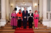 Predsednik Pahor je Vesni Horžen, mag. Marijani Kolenko, Manci Perko in dr. Manci Košir, vročil priznanja jabolko navdiha za pomembno vlogo pri spodbujanju bralne kulture na Slovenskem