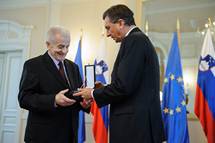 Predsednik republike Borut Pahor vroil medaljo za zasluge Rdeemu kriu Slovenije