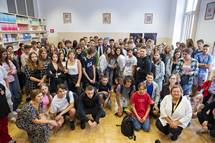 Predsednik Pahor na prvi šolski dan obiskal dijakinje in dijake na Gimnaziji Antona Aškerca v Ljubljani: »Pred vami so štiri čudovita leta. Izkoristite jih zase in za skupnost«