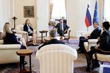 Predsednik Pahor je danes na tradicionalnem letnem sreanju sprejel veleposlanike drav lanic Viegrajske skupine (V4)