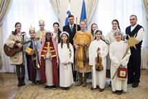 Predsednik Pahor ob obisku kolednikov: 