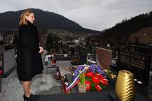 Vodja kabineta predsednika republike poloila venec na grob nekdanjega predsednika republike Drnovka