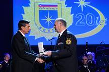 Predsednik republike Borut Pahor vroil odlikovanje Zdruenju policijskih veteranskih drutev SEVER ob 20. obletnici ustanovitve in uspenega delovanja