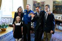 Ameriki astronavt slovenskih korenin Bresnik predsedniku Pahorju podaril plaketo s slovensko zastavo iz vesolja 