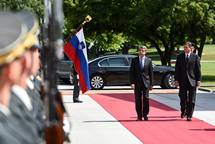 Predsednik Republike Slovenije Borut Pahor in predsednik Republike Bolgarije Rosen Plevneliev za monejo in uspenejo Evropo 