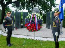 V imenu predsednika republike je Slovenska vojska poloila venec k spomeniku miru na Pobreju
