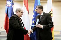 Predsednik republike na posebni slovesnosti vroil dravno odlikovanje red za zasluge Zvezi slovenskih organizacij na Korokem