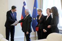 Predsednik republike je vroil listino o astnem pokroviteljstvu nad slovesnostjo ob 130. obletnici zdravstvenega zavarovanja v Sloveniji