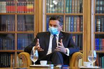 Pogovor predsednika Pahorja za Veer