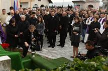 Predsednik Pahor se je v Begunjah pri Cerkniciudeleil pogrebne mae ter pokopa rtev iz Krimske jame