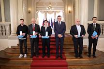 Predsednik Republike Slovenije Borut Pahor na posebni slovesnosti v Predsedniki palai vroil dravna odlikovanja