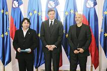 Predsednik Pahor se je sestal s predstavniki romskih organizacij in vroil dravni odlikovanji red za zasluge Zvezi Romov Slovenije in medaljo za zasluge Imerju Brizaniju