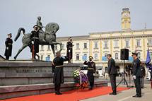 Predsednik Pahor je k spomeniku generala Rudolfa Maistra poloil venec