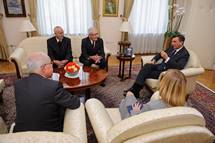 Predsednik Pahor sprejel na pogovor starosto slovenskega alpinizima g. karjo in g. Pollaka