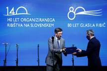 Predsednik Pahor Ribiki zvezi Slovenije predal Zahvalo ob 140. obletnici organiziranega sladkovodnega ribitva na slovenskem