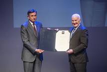 Predsednik Pahor Zvezi gluhih in naglunih Slovenije vroil Zahvalo za pomembno vlogo pri vpisu znakovnega jezika in jezika gluhoslepih v Ustavo Republike Slovenije