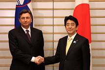 Predsednik republike Pahor prvi dan na Japonskem s predsednikom vlade Japonske Šinzom Abejem 