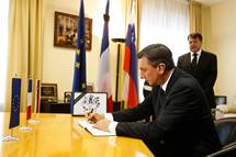 Predsednik Pahor se je vpisal v alno knjigo, odprto v spomin rtvam teroristinega napada v Parizu