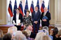 Predsednik Republike Slovenije Borut Pahor je danes na posebni slovesnosti v Predsedniki palai vroil dravna odlikovanja, ki so jih prejeli Elza Budau, Edward Clug in Ervin Hartman