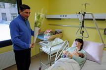 Predsednik republike obiskal novorojenko Laro in deurne ekipe v UKC Ljubljana 