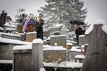 Predsednik Pahor je poloil venec na grob nekdanjega predsednika republike dr. Drnovka, na predveer obletnice njegove smrti