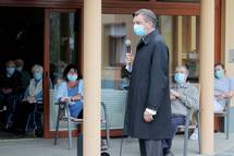 Predsednik Pahor obiskal stanovalce in zaposlene v DSO Naklo, ki so skupaj uspeno prepreili iritev virusa v domu