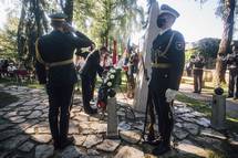 Predsednik Pahor poloil venec k spomeniku bazovikim junakom v Preernovem gaju v Kranju